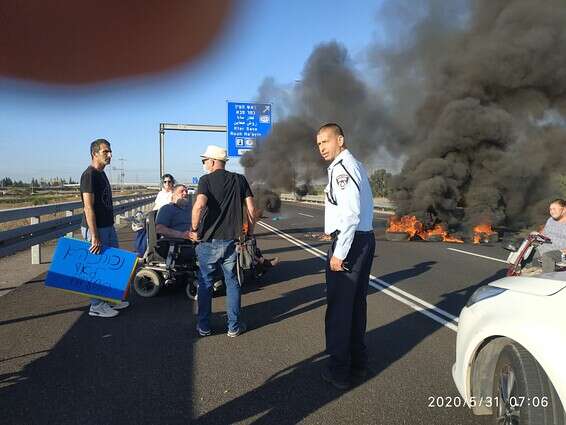 מחאת הנכים הבוקר בסמוך למחלף שפיים // צילום: לביא נאור, דובר המחאה